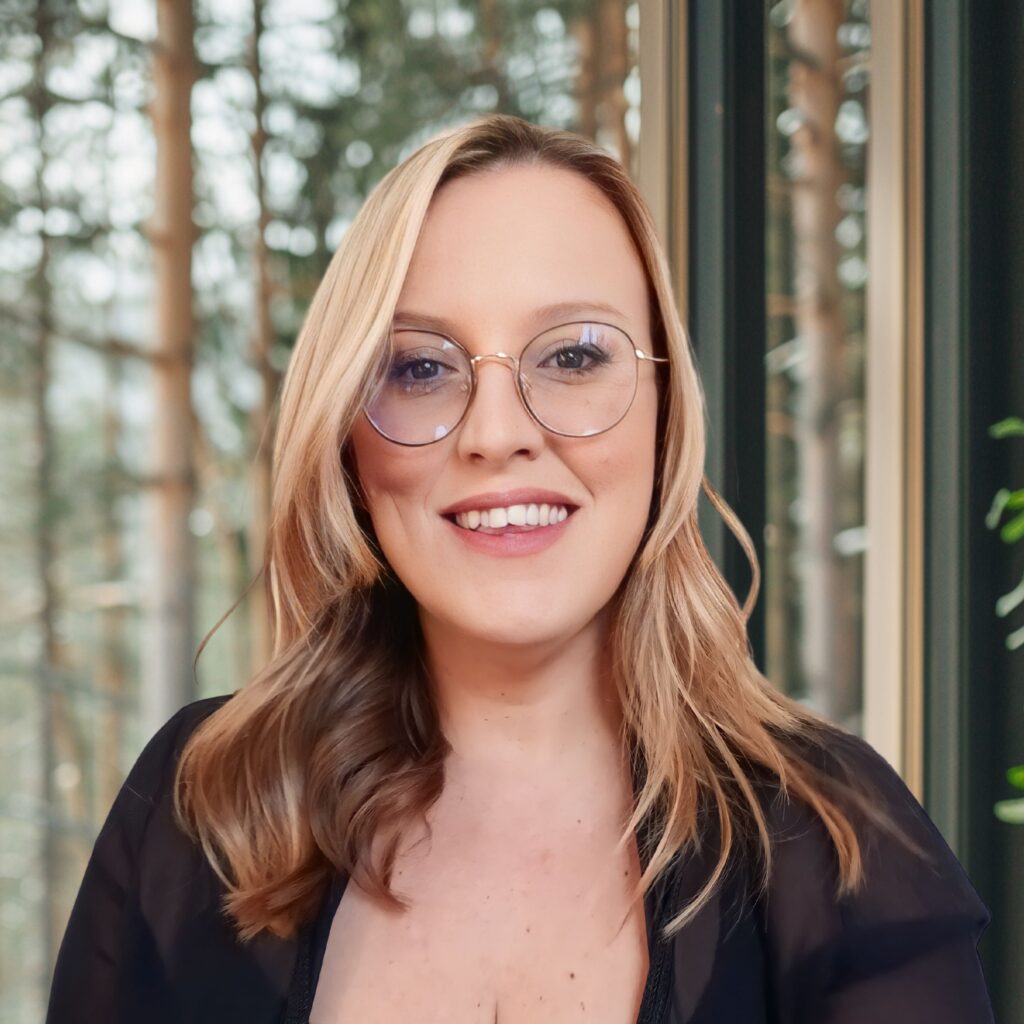 Sophie Carr, Head of Marketing, is an expert in brand building, storytelling, and education. As an experienced writer and growth hacker, she leads the innovative marketing team at Salesdrive.